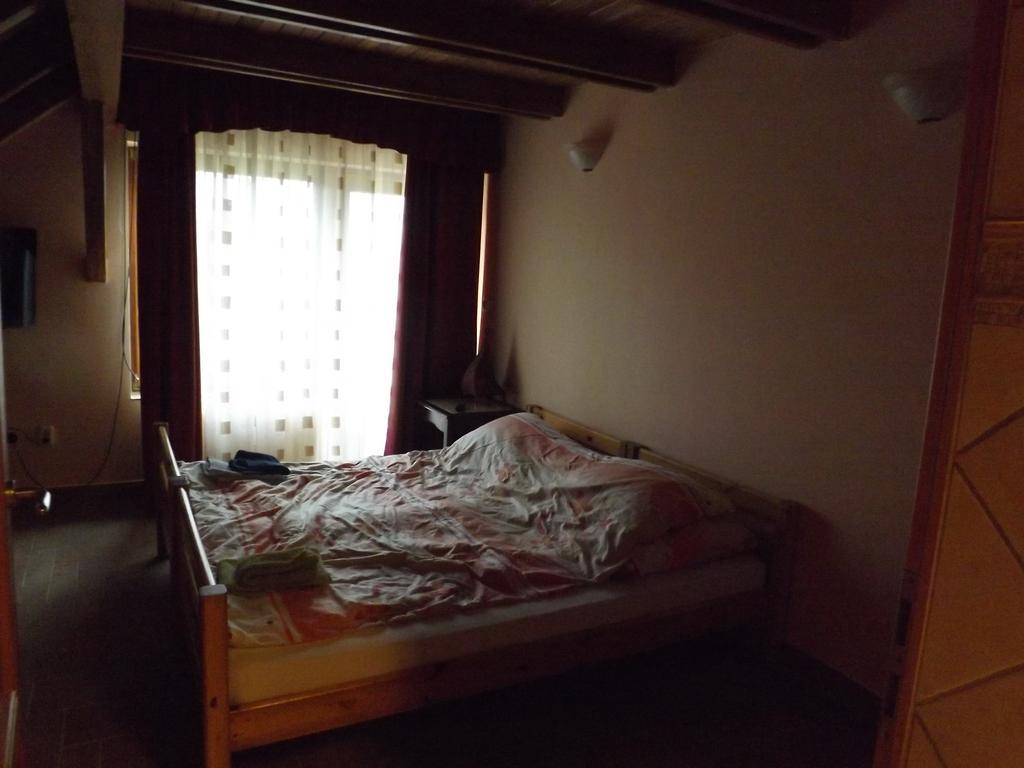 Napos Vendeghaz Hotel เยอร์ ภายนอก รูปภาพ